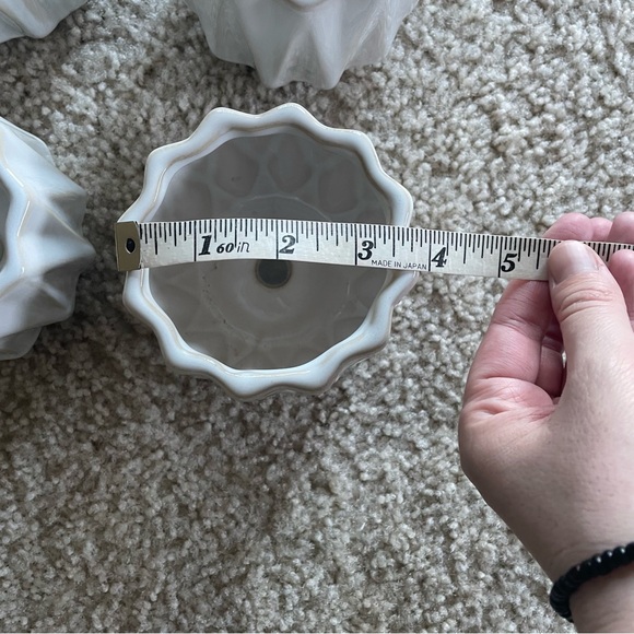 Set of Four White Ceramic Planters - Picture 4 of 4